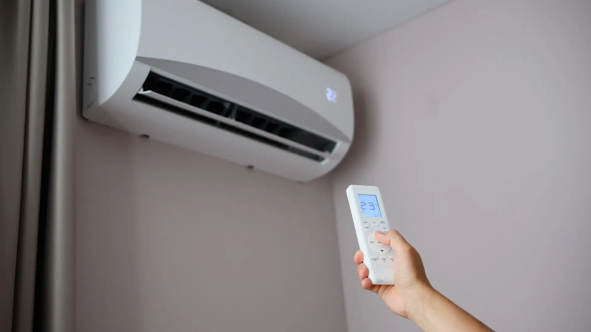 Klimaanlage an der Wand mit Fernbedienung