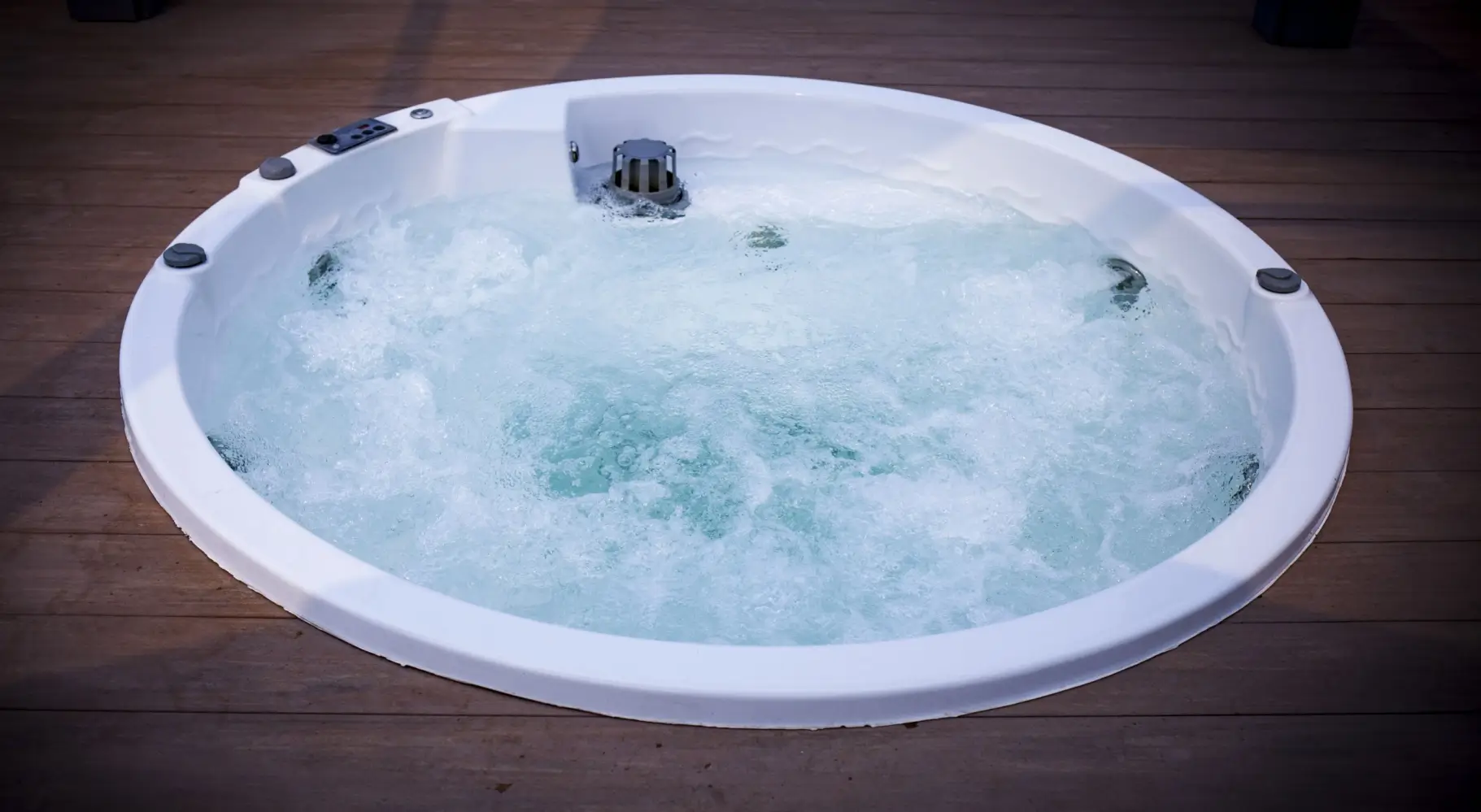 Moderner Whirlpool mit sprudelndem Wasser